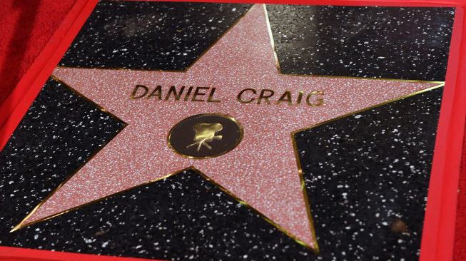 Bintang baru Daniel Craig di Walk of Fame terlihat saat penghargaan di Los Angeles, Rabu (6/10).  VALERIE MACON / AFP