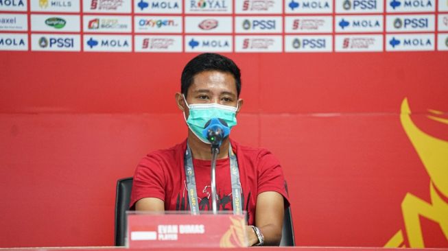 Kapten Timnas Indonesia, Evan Dimas Darmono saat jumpa pers sehari jelang menghadapi Taiwan di play-off Kualifikasi Piala Asia 2023 di Buriram, Thailand (dok. PSSI).
