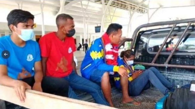 Viral foto atlet peraih medali emas dari NTT naik mobil pikap. (Twitter/narkosun01)