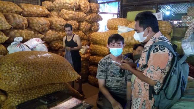 Petugas pencatat mendata jumlah, harga komoditas yang masuk ke Pasar Induk Cibitung. (Imam Faisal)