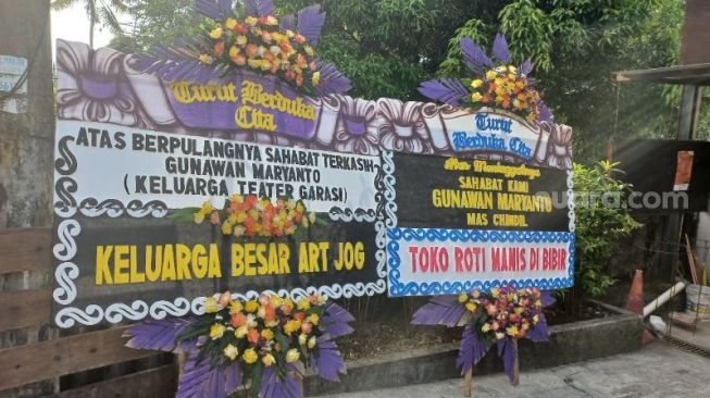 Karangan bunga untuk Gunawan Maryanto dan keluarga di Teater Garasi di Jomegatan, Ngestiharjo, Kasihan, Bantul - (SuaraJogja.id/Rahmat Jiwandono)