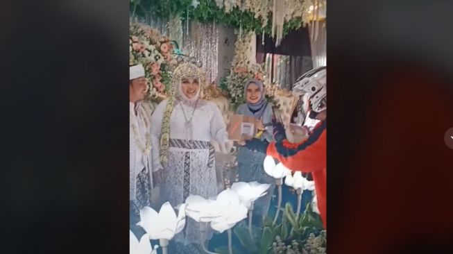 Viral Pengantin Terima Paket di Pelaminan (TikTok)