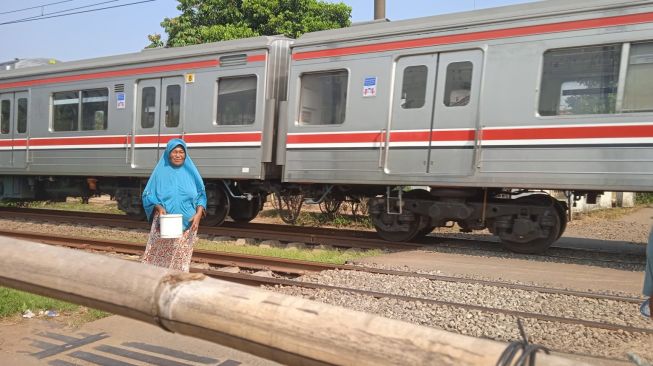 Kisah Wanita Tua Jaga Perlintasan Kereta Api Tanpa Palang di Tangerang, Namanya Maimunah