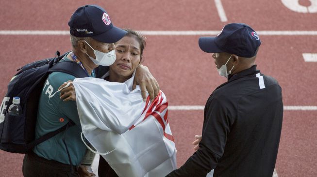 Atlet DKI Jakarta Odekta Elvina Naibaho (tengah) dipeluk jajaran pelatih usai menang pada final nomor Lari 10.000 meter Putri PON Papua di Stadion Atletik Mimika Sport Center, Kabupaten Mimika, Papua, Kamis (7/10/2021). ANTARA FOTO/Novrian Arbi