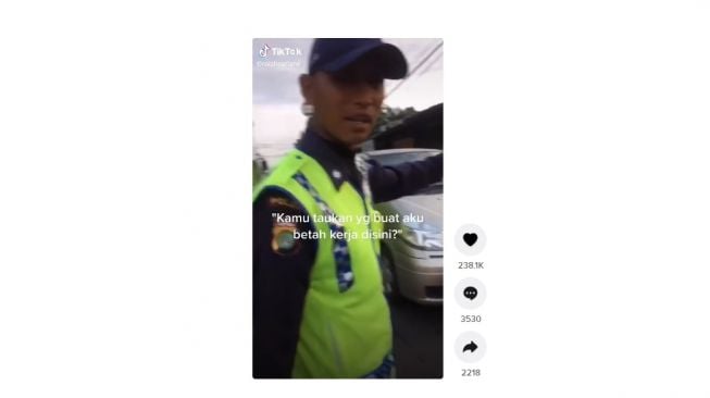 Aksi satpam tebar gombal bikin ngakak. [TikTok]