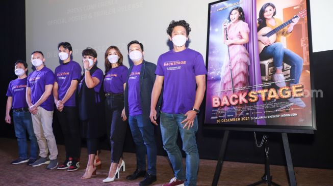 Para pemain dan kru Film Backstage saat menggelar konferensi pers di Metropole, Jakarta Pusat, Kamis (7/10/2021). [Suara.com/Alfian Winanto]