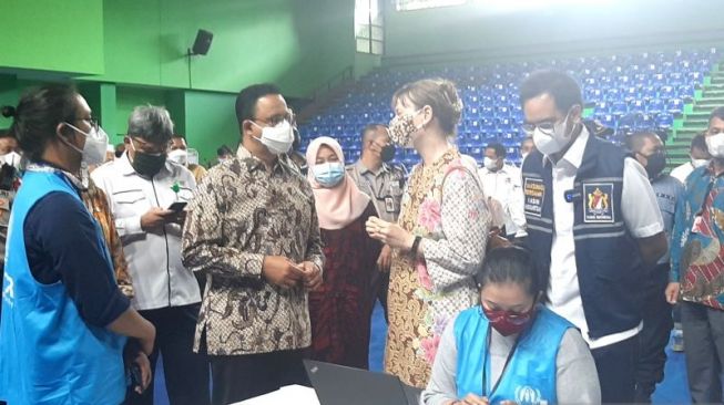 Gubernur DKI Jakarta Anies Baswedan meninjau pelaksanaan vaksinasi pencari suaka di GOR Bulungan, Kebayoran Baru, Jakarta Selatan, Kamis (7/10/2021). [ANTARA/Sihol Hasugian]