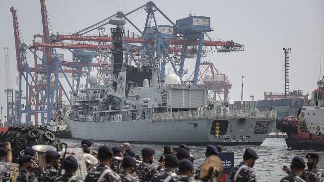 Prajurit TNI Angkatan Laut menyambut kedatangan kapal perang Angkatan Laut (AL) Inggris HMS Richmond di Pelabuhan Tanjung Priok, Jakarta, Jumat (8/10/2021). [ANTARA FOTO/Dhemas Reviyanto]