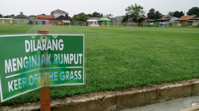 Desa di Tambun Ini Punya Lapangan Sepak Bola Kampung Standar Internasional