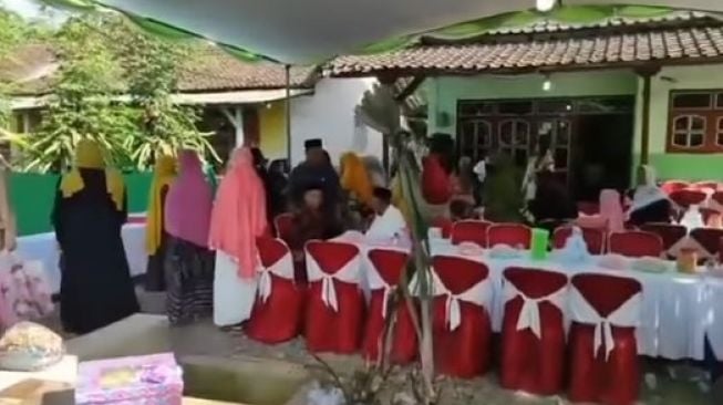 Duh Malunya! Rombongan Pengiring Pengantin Bawa Seserahan Salah Masuk Rumah