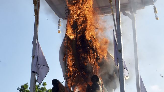 Prosesi pembakaran peti berbentuk lembu atau sapi putih yang berisi jenazah Ida Pedanda Nabe Gede Dwija Ngenjung saat upacara Ngaben di kawasan Sanur, Denpasar, Bali, Jumat (8/10/2021). [ANTARA FOTO/Nyoman Hendra Wibowo]