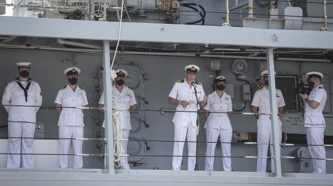 Komandan Kapal Perang Angkatan Laut (AL) Inggris HMS Richmond, Commander Hugh Botterill (tengah) menyampaikan kata sambutan setibanya di Pelabuhan Tanjung Priok, Jakarta, Jumat (8/10/2021). [ANTARA FOTO/Dhemas Reviyanto]