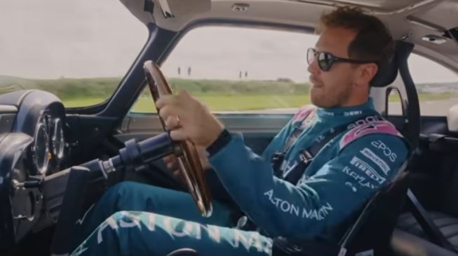 Macam-macam ekspresi Sebastian Vettel di balik Aston Martin DB5, mulai tercengang, kaget, suka, hingga membuka mulut  [YouTube: Aston Martin].