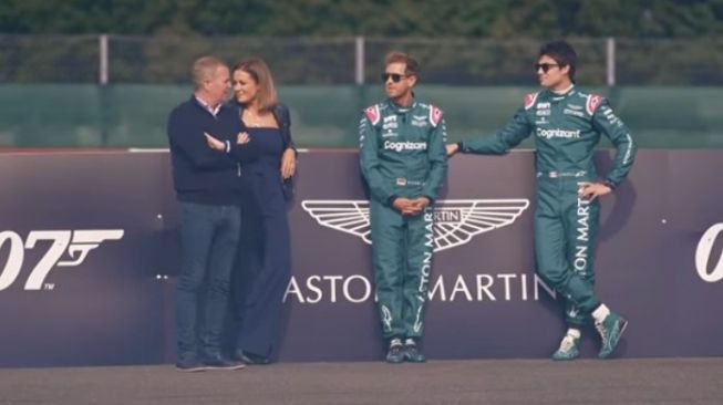 Sebastian Vettel, Lance Stroll, serta para presenter menyaksikan manuver maut dari Mark Higgins bersama Aston Martin DB5 [YouTube: Aston Martin].