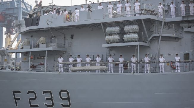 Awak Kapal perang Angkatan Laut (AL) Inggris HMS Richmond melakukan persiapan untuk bersandar di Pelabuhan Tanjung Priok, Jakarta, Jumat (8/10/2021). [ANTARA FOTO/Dhemas Reviyanto]