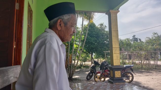 Muhrodi ayah Gus Miftah saat ditemui di rumahnya di Desa Adiluhur, Kecamatan Jabung, Lampung Timur, Kamis (7/10/2021). [Suaralampung.id/Santo]