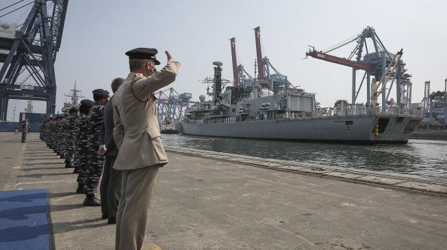 Prajurit TNI Angkatan Laut menyambut kedatangan kapal perang Angkatan Laut (AL) Inggris HMS Richmond di Pelabuhan Tanjung Priok, Jakarta, Jumat (8/10/2021). [ANTARA FOTO/Dhemas Reviyanto]