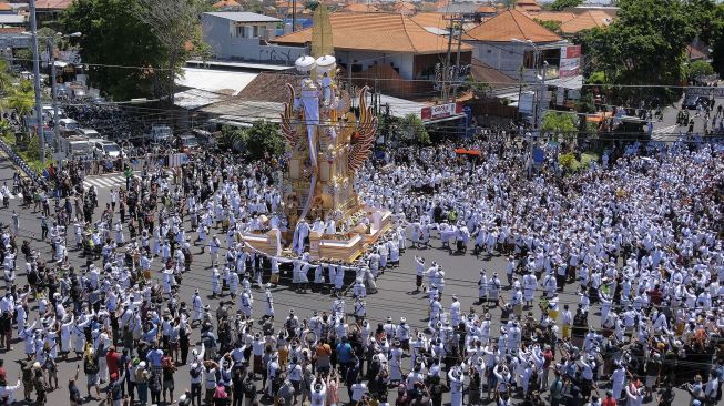 Dari Lahir Hingga Kematian: Makna Mendalam Upacara Manusa Yadnya di Bali