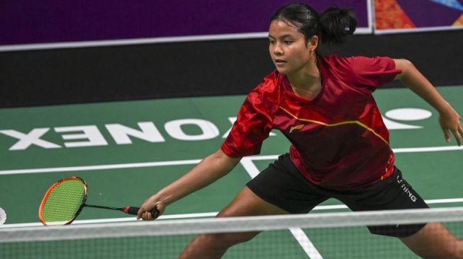 Pebulu tangkis putri Bali Komang Ayu Cahya Dewi berusaha mengembalikan kok ke arah pebulu tangkis putri Jawa Timur Sri Fatmawati pada pertandingan semi final bulu tangkis beregu putri PON Papua di GOR Waringin Kotaraja, Kota Jayapura, Papua, Jumat (8/10/2021). ANTARA FOTO/Nova Wahyudi/wsj. (ANTARA FOTO/NOVA WAHYUDI)