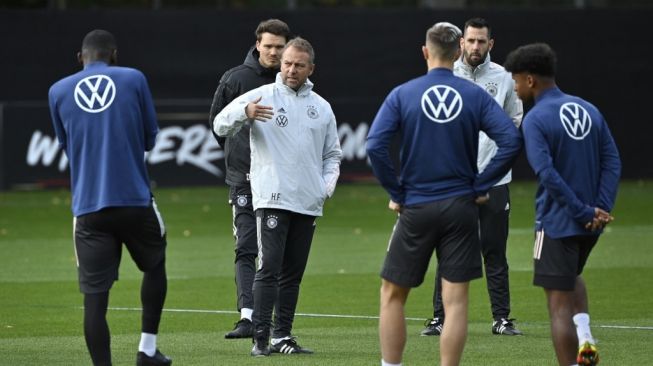 Pelatih Timnas Jerman, Hansi Flick (tengah) memimpin sesi latihan timnya. [John MACDOUGALL / AFP]