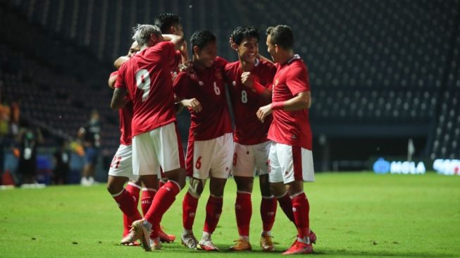 Selebrasi kemenangan Timnas Indonesia usai mengalahkan Taiwan di babak play-off Kualifikasi Piala Asia 2023 di Chang Arena, Buriram, Thailand, Kamis (7/10/2021). (Dok PSSI)