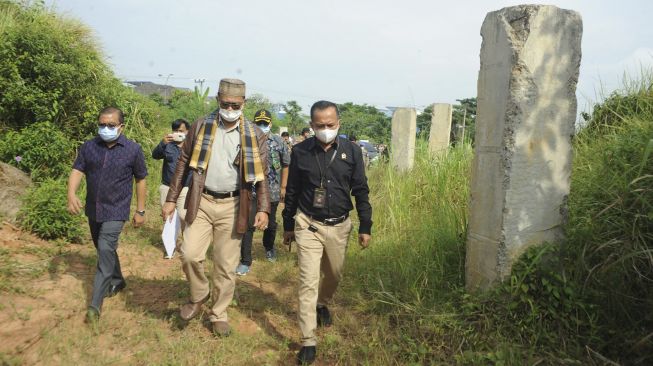 Ketua majelis hakim Tipikor dalam sidang kasus dugaan korupsi Masjid Sriwijaya Sahlan Effendi (tengah) memimpin peninjauan lokasi pembangunan Masjid Sriwijaya di Palembang, Sumsel, Jumat (8/10/2021). [ANTARA FOTO/Feny Selly]