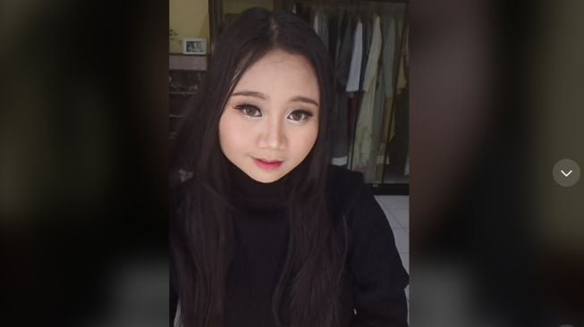 MUA Asal Kampung Ungkap Tarifnya Rp 25 Ribu, Hasil Riasannya Bikin Warganet Tak Terima (TikTok)