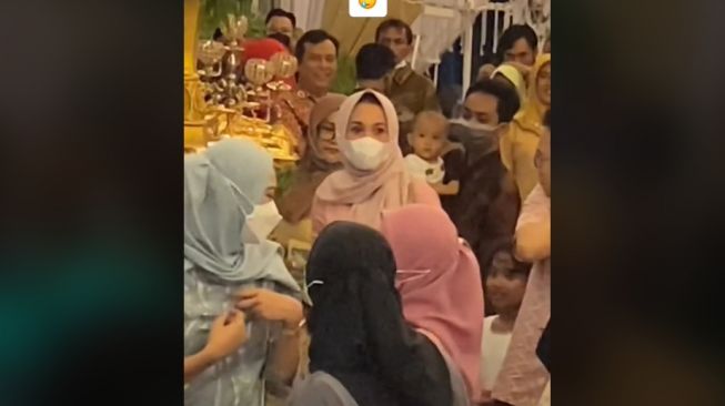 Lagi Enak Makan Soto, Ibu ini Syok Kejatuhan Bunga Pengantin (TikTok)