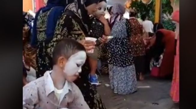 Viral bocah datang ke kondangan, wajahnya penuh bedak dan celak tebal jadi sorotan. [TikTok]