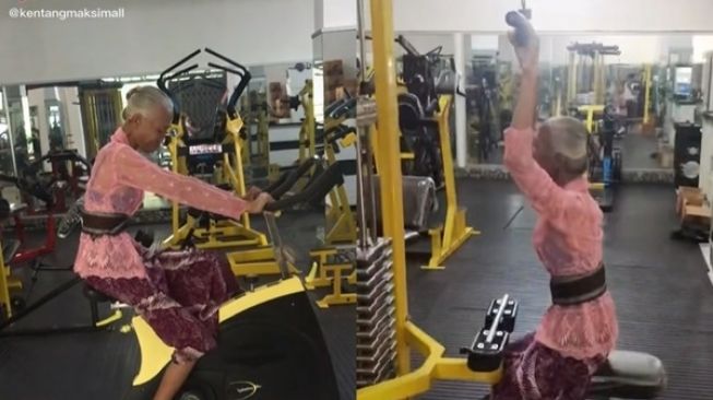 Viral Nenek Pakai Kebaya Fitness di Gym. (TikTok)