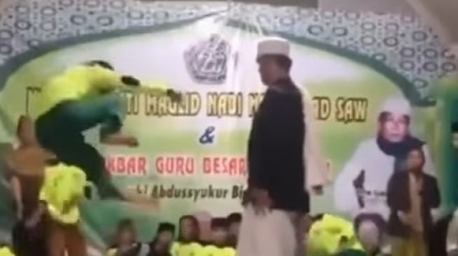 Video Ustadz Diduga Punya Ilmu Kebal Viral, Santri yang Menyerang Terpental