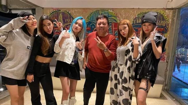 Girlband Zirius bersama bos Proaktif, Agi Sugiyanto. [Proaktif]