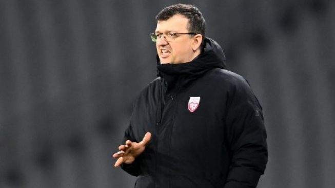 Pelatih kepala Latvia Dainis Kazakevics memberikan instruksi kepada para pemainnya saat menghadapi Turki pada pertandingan sepak bola Grup G kualifikasi Piala Dunia Qatar 2022 di Stadion Olimpiade, di Istanbul, pada 30 Maret 2021.Ozan KOSE / AFP