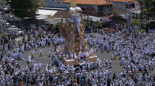 7 Upacara Adat di Bali Beserta Maknanya, Mulai Ngaben Hingga Tumpek Landep