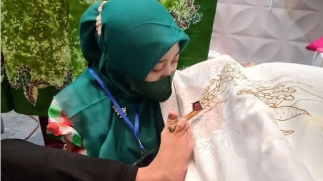 Sindir Kaum Pemalas dan Suka Sambat, Khofifah Pamer Karya Batik Tulis Garapan Disabilitas