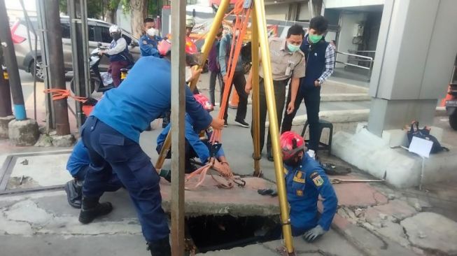 Kartu ATM Pria Ini Jatuh ke Gorong-gorong, Damkar Sampai Turun Tangan