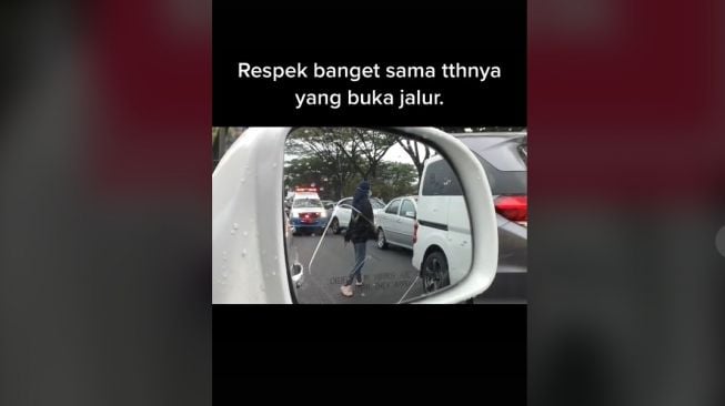 Viral Aksi Wanita Bantu Ambulans Buka Jalan Saat Macet (TikTok)