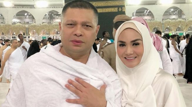 Krisdayanti dan Raul Lemos menjalani umrah. [Instagram]