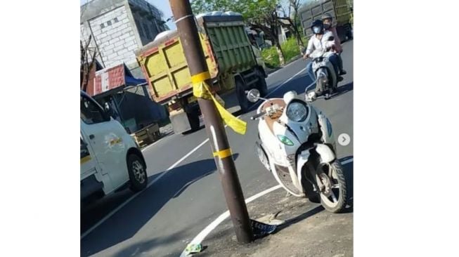 Tiang listrik dalam kecelakaan motor matik ini menjadi sorotan warganet (Instagram)