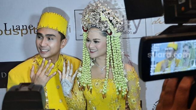 Lutfi Agizal dan Nadya Indry memberikan keterangan pers usai melaksanakan ijab kabul di Hotel Aston Prority Simatupang, Jakarta Selatan, Sabtu (9/10/2021). [Ismail/Suara.com]