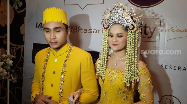 Lutfi Agizal dan Nadya Indry memberikan keterangan pers usai melaksanakan ijab kabul di Hotel Aston Prority Simatupang, Jakarta Selatan, Sabtu (9/10/2021). [Ismail/Suara.com]