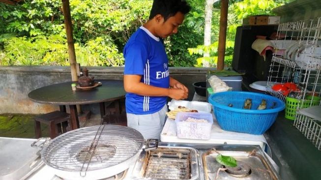 Dirumahkan Dan Pulang Tanpa Modal, Made Agus Malah Sukses Dengan Lawar Kelungah