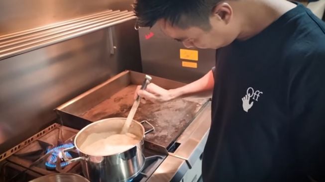 Momen Paula Verhoeven masak buat Erick Thohir. (YouTube/Baim Paula)