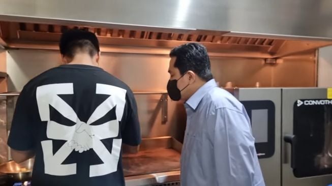 Momen Paula Verhoeven masak buat Erick Thohir. (YouTube/Baim Paula)