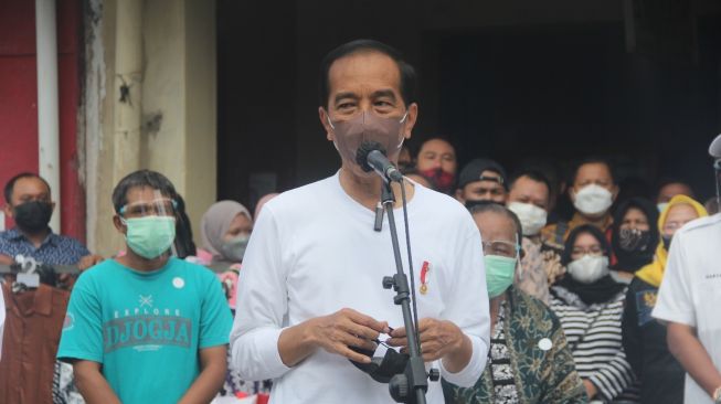 Presiden Joko Widodo saat membacakan sambutan dalam program pemberian bantuan untuk PKL dan warung kecil di Jalan Malioboro, Kota Jogja pada Sabtu (9/10/2021) pagi. (SuaraJogja.id/HO-Humas Pemprov DIY). 