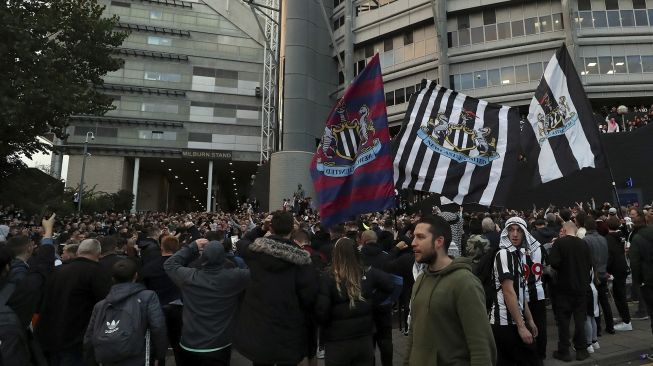 Pendukung Newcastle United melakukan selebrasi di luar stadion klub St James 'Park, Newcastle upon Tyne, Inggris, pada (7/10/2021). [AFP]