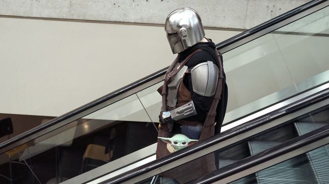 Cosplayer tiba untuk hari pertama New York Comic Con 2021 di Jacob Javits Center, New York, Amerika Serikat, pada (7/10/2021). [TIMOTHY A. CLARY / AFP]