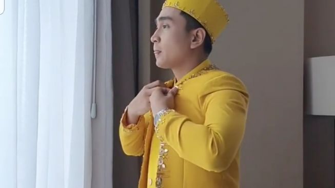 Lutfi Agizal pakai baju pengantin adat Banjar. (Instagram/@windraforografi)