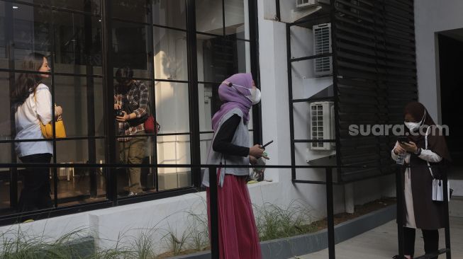 Pengunjung berfoto di Pos Bloc, Jakarta, Sabtu (9/10/2021). [Suara.com/Angga Budhiyanto]