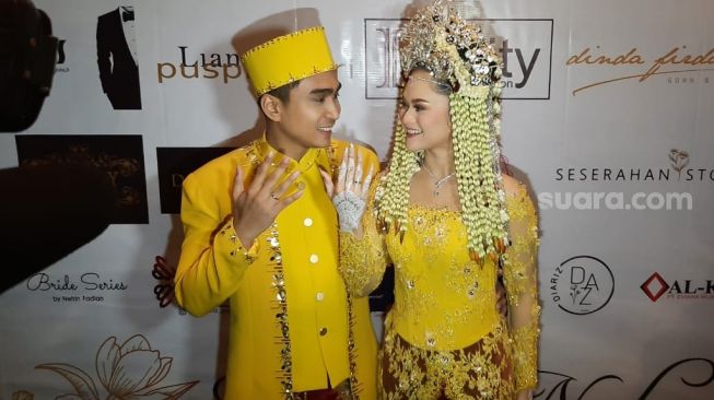 Lutfi Agizal dan Nadya Indry memberikan keterangan pers usai melaksanakan ijab kabul di Hotel Aston Prority Simatupang, Jakarta Selatan, Sabtu (9/10/2021). [Ismail/Suara.com]